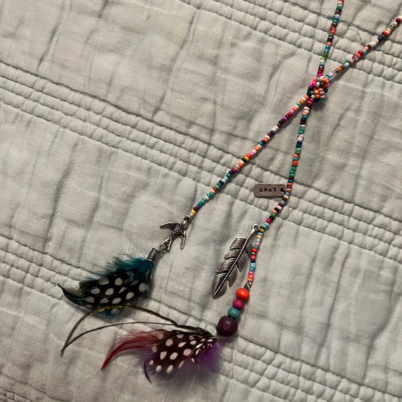 🪶AEROPOSTALE: Girl’s one size, multicolor beaded necklace w/feathers, preowned. - Picture 2 of 5